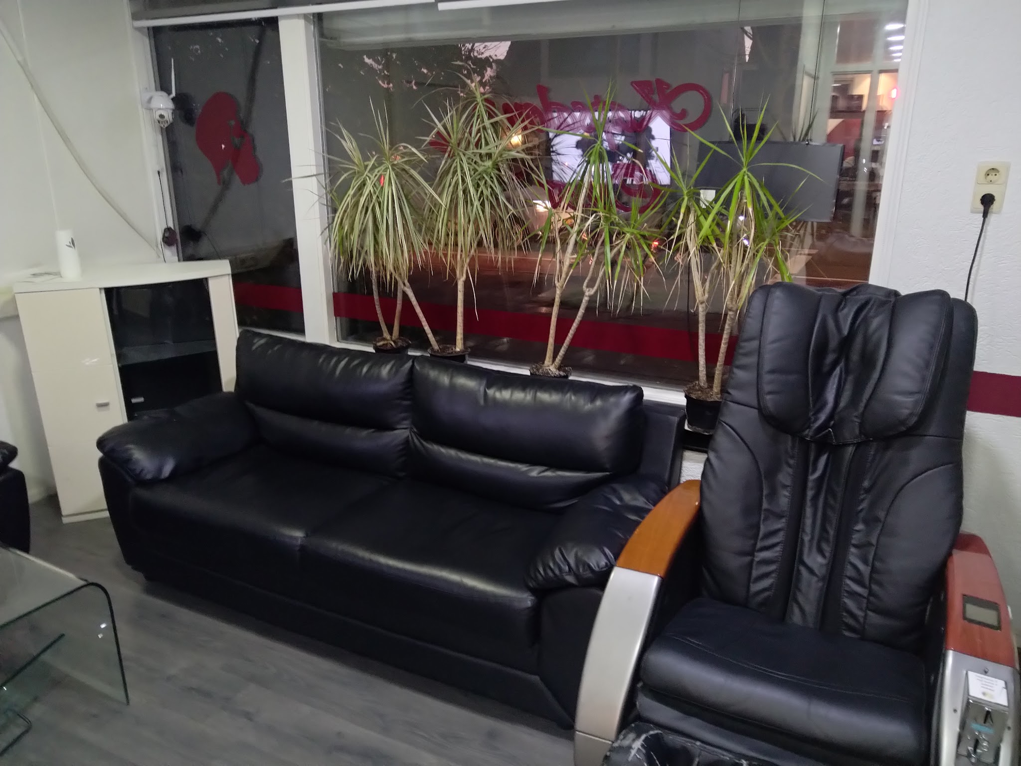 De wachthoek met een zwarte bank en een massagestoel