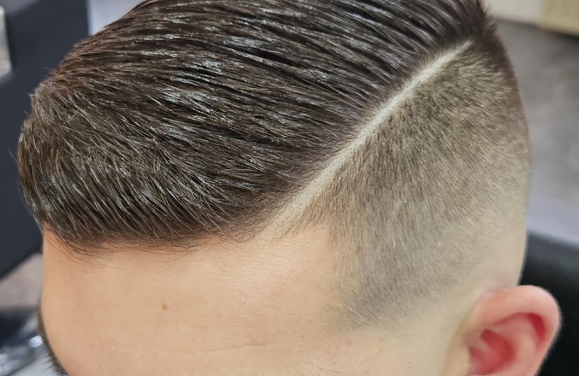 Kort geknipt met een scherpe zijscheiding en een fade